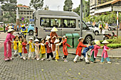 Groupe d'enfants venu visiter la poste centrale de Saïgon pour Noël - Hô Chi Minh-Ville - Viêtnam