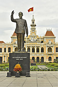 Imposante statue en bronze d’Hô Chi Minh devant l'ancien hôtel de Ville de Saigon - Hô Chi Minh-Ville - Viêtnam