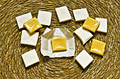 Les bonbons sont enveloppés dans l'atelier Thanh Long - My Tho - Viêtnam