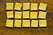 La Pâte durcie est découpée manuellement dans l'atelier de la fabrication des bonbons Thanh Long - My Tho - Viêtnam