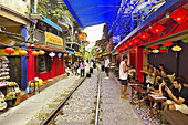La rue du train entourée de cafés et de restaurants dans le vieux quartier - Hanoï - Viêtnam