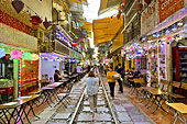 La rue du train entourée de cafés et de restaurants dans le vieux quartier - Hanoï - Viêtnam