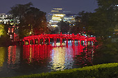 Pont illuminé sur le lac "Hoan Kiem" - Hanoï - Viêtnam