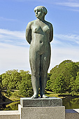 Statue parc Vigeland - Jeune Femme les mains dans le dos, 1926-33. Bronze.